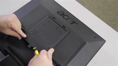 How to Attach the VESA Mount to the Chromebox 